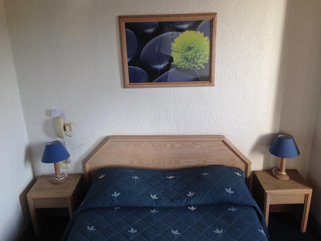 Hotel De La Poste Douvaine Room photo